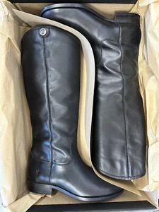 TAGLIA A SCELTA / NUOVA / FRYE Donna "Melissa Button 2" - Polpaccio Prolungato Nero - Foto 1 di 11