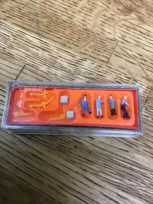 N scale Preiser 79081   Delivery Men : 1/160 scale Figures - Image 1 of 3