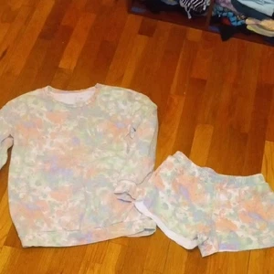 girl large tie dye set, sweatshirt and shorts - Picture 1 of 3