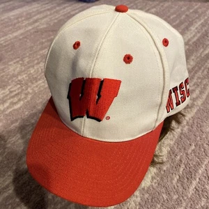 De colección Wisconsin Badgers Sombrero Reebook Cabeza de Bloque Snapback WI Gorra Mezcla de Lana RARO - Imagen 1 de 9