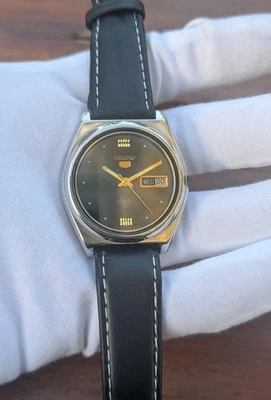 Reloj automático para hombre Seiko 5 1982 17 joyas recién reparado y caja grande de 38 mm Foto 1 de 4