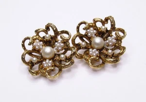 Vintage Signed ART Pearl Clip Earrings Costume Jewelry - Picture 1 of 10