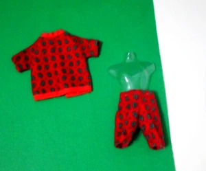 SHORTS DE PANA ROJA DE LOS AÑOS 70 CONJUNTO DE ROPA AJUSTADA DE COLECCIÓN MUÑECA KEN ANDY 12" - Imagen 1 de 2