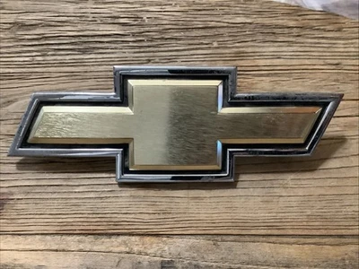 Blazer Chevy 1983-1987 Suburban C10 K10 pajarita emblema 14043882 50478 Foto 1 de 4