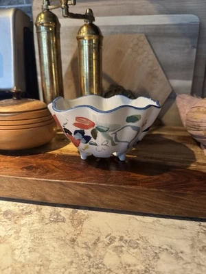 Cesta de bayas Anthropologie Luna para hornear cerámica colador floral cuenco con patas Foto 1 de 4