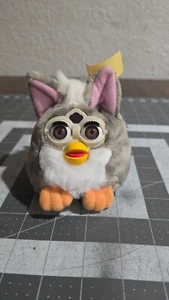Peluche vintage Furby Buddies Love Me di Tiger con etichette - Foto 1 di 7