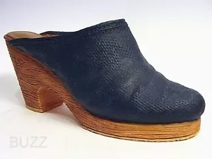 Denim Blues Classic Wooden Clog Simple Limited GCC Exclusive Just the Right Shoe - Bild 1 von 3