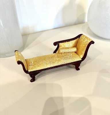 Hermoso sofá/tumbona miniatura para casa de muñecas Jiayi escala 1/12 amarillo Foto 1 de 2