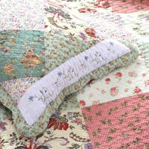 BEAUTIFUL WHITE SAGE GREEN PINK BLUE YELLOW VINTAGE RED FLORAL ROSE QUILT SET - Picture 1 of 4