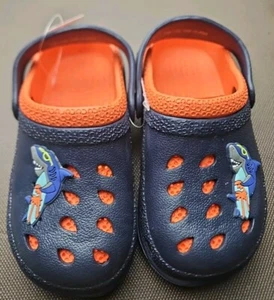 Tabla de surf Shark talla 11 azul naranja niños zuecos de jardín toboganes antideslizantes - Imagen 1 de 4