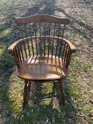 Silla con brazo de comedor Nichols & Stone sólido de arce duro colonial con respaldo 445-020 Foto 1 de 4