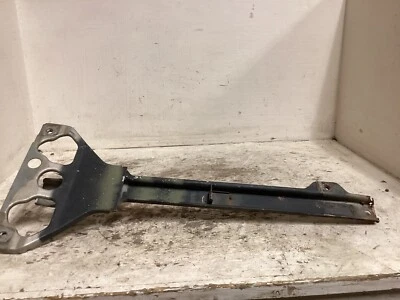 1986.5-1993 Nissan D21 corpo rígido radiador centro suporte capô trava suporte - Imagem 1 de 4