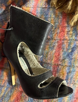 Tacones de aguja Camilla Skovgaard de cuero con cordones en el tobillo forrados de sherpa punta abierta 37 Foto 1 de 4