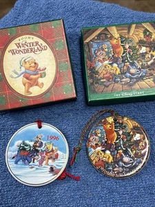 Lote De Colección PoohDisney Store Disco de Navidad Adorno "Navidad en Nuestra Casa 95 y 96" - Imagen 1 de 9