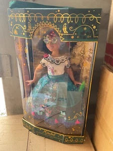 Disneys MIRABELA aus ENCANTO Film 17 in limitierter Puppe winziger Schaden auf Karton - Bild 1 von 4