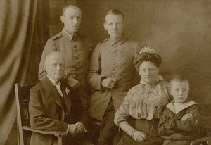 WWI Ritratto di famiglia britannica - Uniformi militari e diadema, foto studio seppia  - Foto 1 di 3