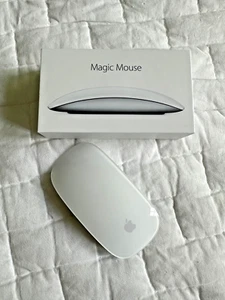 Apple Magic Mouse 2 A1657 Blanc Argent Rechargeable Multi-Touch Surface Optique - Photo 1/4