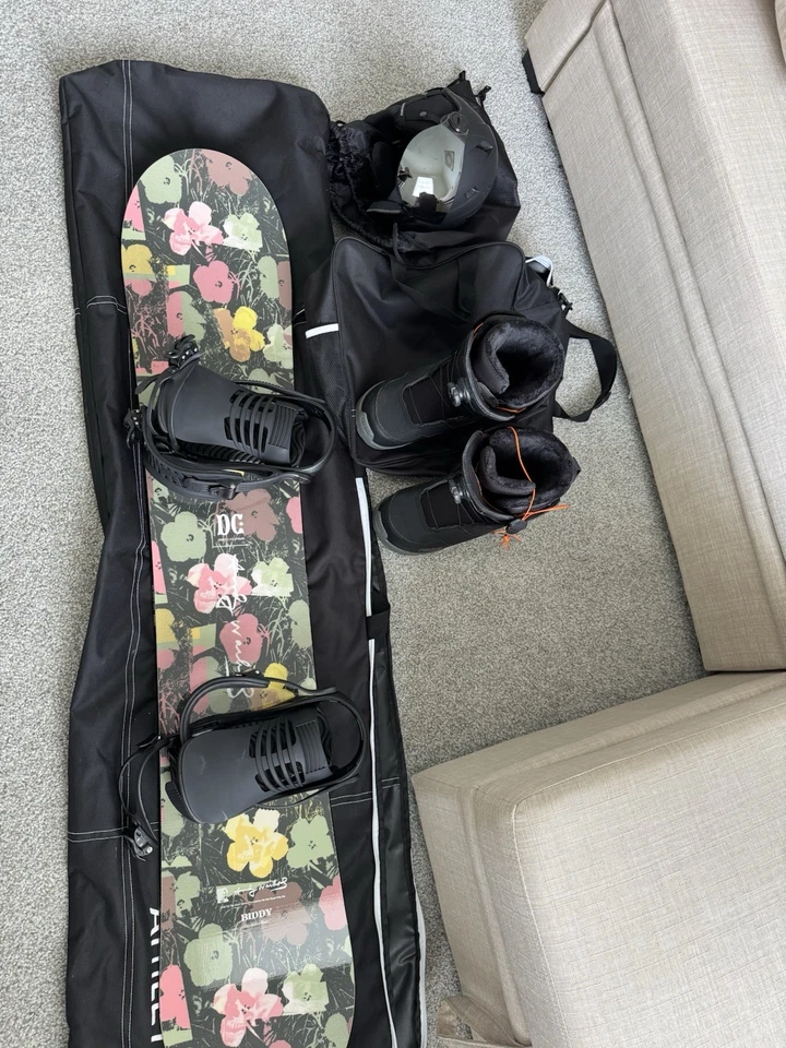 Juego de snowboard para mujer DC 2025 edición Andy Warhol 144 cm Foto 1 de 4