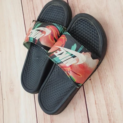 Nike Benassi JDI Slides Zapatos Para Hombres Talla 6 Negro Estampado Floral Sandalias Atléticas Foto 1 de 4