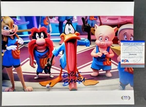 "Foto firmada de ERIC BAUZA 11x14 ""Space Jam: A New Legacy"" (PSA de autenticidad) como PATO DAFFY - Imagen 1 de 4