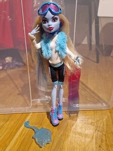 Monster High Puppe Abbey Bominable Fashion Pack Mazza da snowboard - Elastici neri - Foto 1 di 2