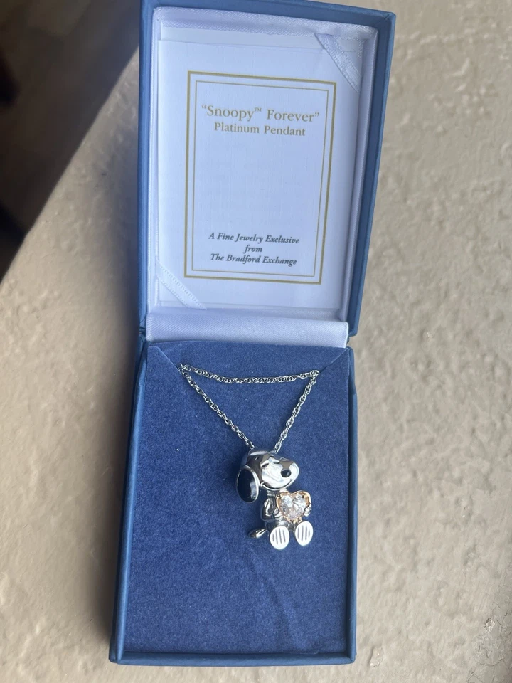 Colgante de platino Bradford Exchange “Snoopy Forever” Foto 1 de 1