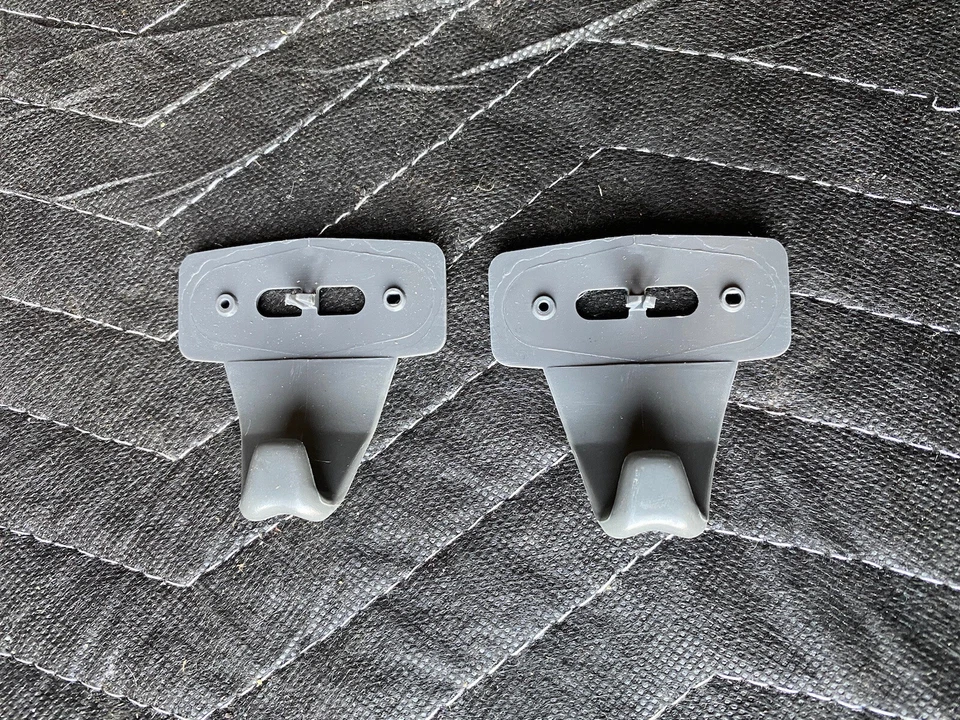 Par de ganchos grises para mango de agarre superior Volvo 740 760 940 960 3527612 OEM #2200E Foto 1 de 4