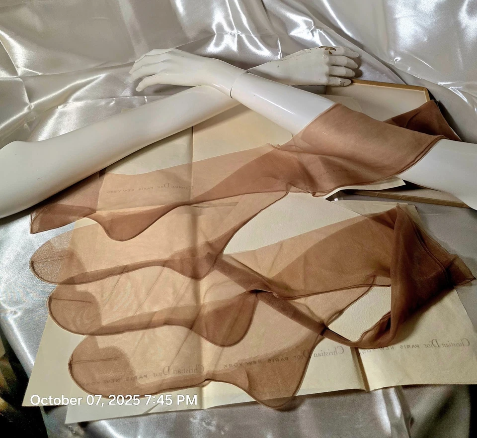 复古 2 双 Christian Dior 全时尚 Nylons 裸色 10 码 — 第 1/4 张图片