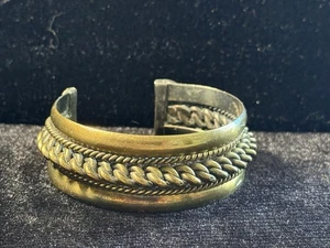 61 Gramm Ägyptische Beduinen Geflochten Seil Muster Manschette Armband Silber Messing Signiert - Bild 1 von 24