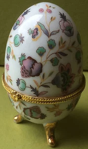 BOITE COFFRET PORCELAINE FORME OEUF SUR PIED MOTIF FLORAL CERCLE DORÉ - Foto 1 di 4
