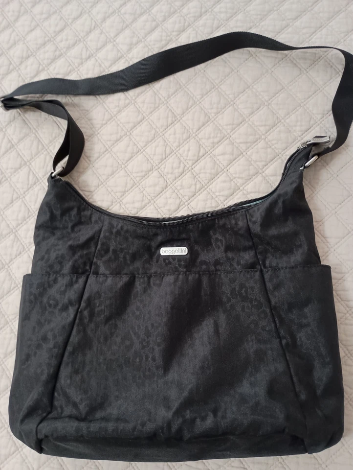 bolsa de viagem baggallini ombro/transversal preta estampa de zebra náilon média - Imagem 1 de 4