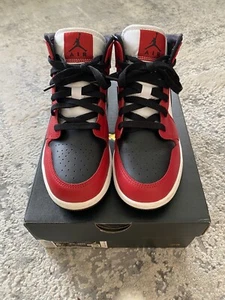 Jordan 1 Mid Chicago schwarze Zehenpartie Größe 5GS - Bild 1 von 10