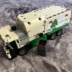 LEGO TECHNIC: Mack Lr Electric Garbage Truck (42167) - Bild 1 von 5