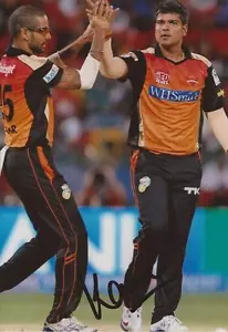 SUNRISERS HYDERABAD: KARN SHARMA SIGNED 6x4 IPL ACTION PHOTO+COA - Picture 1 of 1