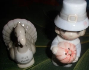 1994 Precious Moments Thanksgiving Salt & Pepper Shakers Pilgrim Turkey - Picture 1 of 2