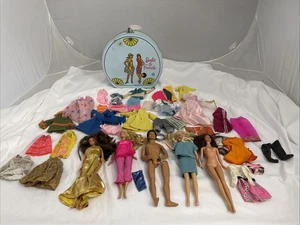Barbie & Francie Rundhut Koffer 1965, 4 Barbies, 1 Ken, Kleidung & Zubehör - Bild 1 von 9