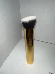 tarte FOUNDATION BRUSH Foundation Makeup Brush Angled Dome Soft Synthetic Fibers - Picture 1 of 1