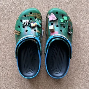 UK 8 - Crocs Classic Clog - Minecraft Dark Forest - Bild 1 von 8