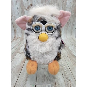 Tiger Electronics Furby 70-800 1999 vintage leopardo de las nieves ojos azules probado funciona - Imagen 1 de 7