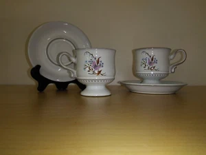 Paar DENBY Schmetterling & Blumen Steinzeug 2 Tassen mit Fuß und 2 Untertassen ENGLAND - Bild 1 von 9