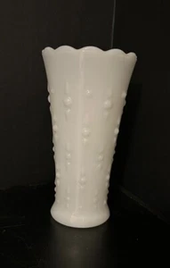 Jarrón de vidrio de leche blanco vintage puntos y flechas lágrima ancla enganche 7 1/4" - Imagen 1 de 3