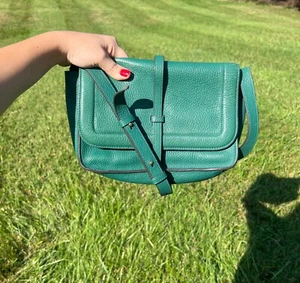Bolso Bandolera Annabel Ingall Vintage Cuero Texturizado Verde Esmeralda con Solapa Superior - Imagen 1 de 13