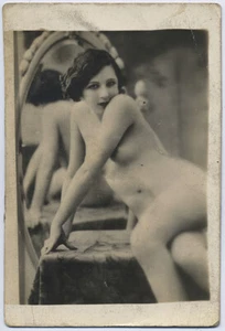 SEXY NACKTE NACKTE FRAUEN posiert auf TISCH im SPIEGEL und sieht schüchtern aus! RPPC VINTAGE 30er Jahre - Bild 1 von 1