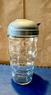 Coctelera de ginebra vintage de cabina con tapa de plástico con boquilla Foto 1 de 4