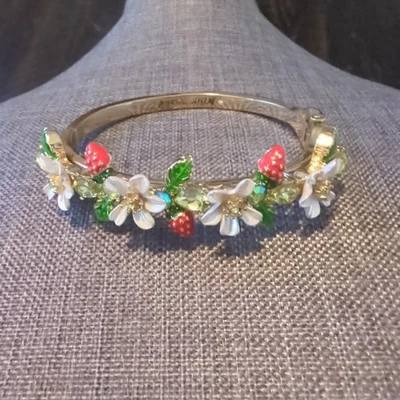Brazalete bisagra Betsey Johnson tono dorado con flores y fresas 3D  Foto 1 de 4