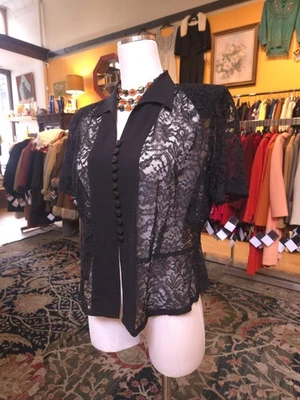 Camisa blusa manga curta vintage década de 1940 preta transparente renda botão para cima gola adaga  - Imagem 1 de 4