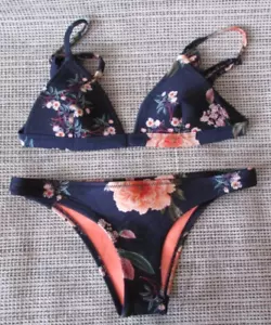 Conjunto de bikini floral azul triángulo/talla superior pequeña y parte inferior pequeña. - Imagen 1 de 6