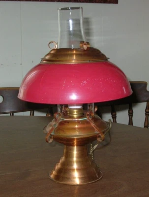 Abajur de mesa vintage Hurricane bronze com chaminé de vidro abajur plástico vermelho 13 1/2" - Imagem 1 de 4