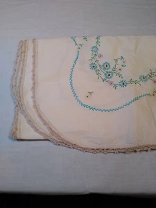Mantel cuadrado blanco con flores bordadas de ganchillo 42" x 42" - Imagen 1 de 8