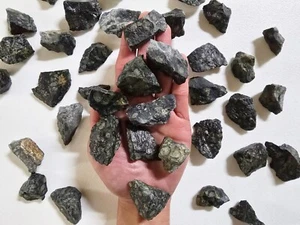 Piedras de cristal de jaspe de cocodrilo también conocidas como jaspe Kambaba gemas crudas a granel - Imagen 1 de 8